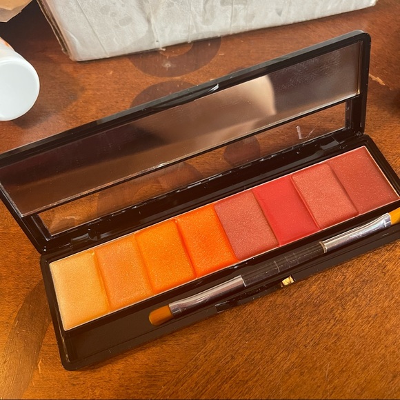 Avon 8 in 1 Lip Palette Natural Ribbons - Picture 9 of 10